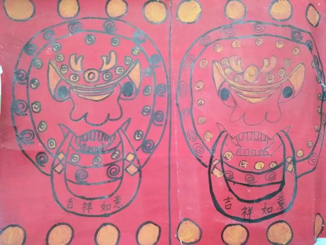 创作感想:我很开心今天和妈妈一起做了门环,回家后,我把它们画