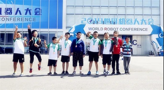 克乐思孩子参加世界机器人大会